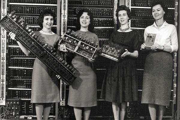 10. ENIAC Programcıları: İlk Elektronik Bilgisayar