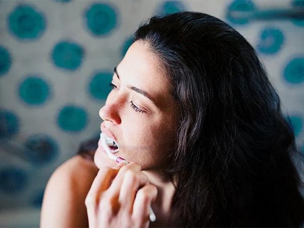 9. Dişlerinizi düzenli fırçalamanıza rağmen ağız kokusundan şikayetçiyseniz, diş hekimize 'ölü diş' kontrolü yaptırın.