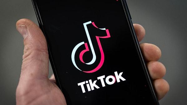Kısa videoların paylaşıldığı sosyal medya platformu TikTok uygulamasında, kullanıcılar uygulamada yer alan popüler içerikler hakkında video çekiyor.