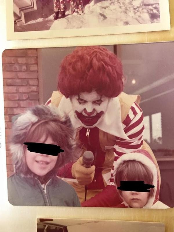 16. "Arkadaşım bir süre önce bu fotoğrafı bana gönderdi. Kendisi 80'li yıllarda palyaço Ronald McDonald ile tanışmış..."