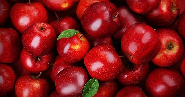 Elma, sağlıklı bir besin olmanın yanı sıra, bol miktarda lif, C vitamini ve antioksidanlar içerir. Ancak, son zamanlarda, elma çekirdeği tüketmenin zararlı olabileceği söylentileri ortaya çıktı. Bazıları, çekirdeklerin içinde bulunan bir madde nedeniyle, tüketmenin ölümcül olabileceğini söylüyor. Peki, elma çekirdeği sizi öldürebilir mi?