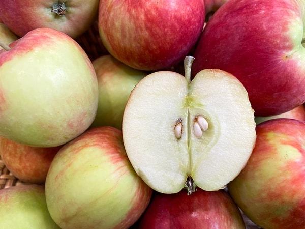 HCN, yüksek dozlarda ölümcül olabilen bir zehirdir. Ancak, vücudunuz, düşük miktarlarda HCN üretir ve doğal olarak işler. Aslında, birçok sebze ve meyve, düşük miktarlarda HCN içerir. Bunların arasında elma, kayısı, badem, bitter badem, şeftali, erik, kiraz, kavun ve çilek gibi meyveler de bulunur.