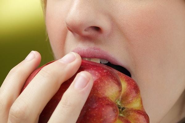 Neyse ki, elma çekirdeği ile ölümü pek olası kılmayan birkaç faktör vardır. Birincisi, amigdaline yalnızca tohumlar ezilmiş veya çiğnenmişse erişilebilir; kırılmamış bütün bir tohum doğrudan geçecektir.