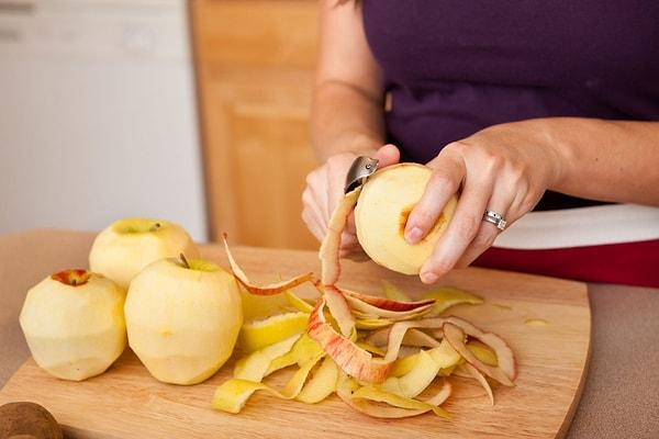Son olarak, ortalama bir yetişkinin siyanür zehirlenmesi riski altında olması için (elma çeşidine bağlı olarak) 150 ila birkaç bin arasında ezilmiş tohum yemesi gerekir. Ortalama bir elma sadece beş ila sekiz çekirdek içerir.