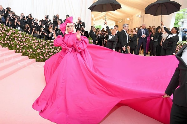 Hollywood'un tüm yıldızlarının aynı yerde toplandığı MET Gala nedir?