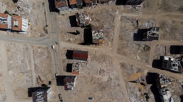 Hatay’daki enkaz meydanları dron ile görüntülendi.