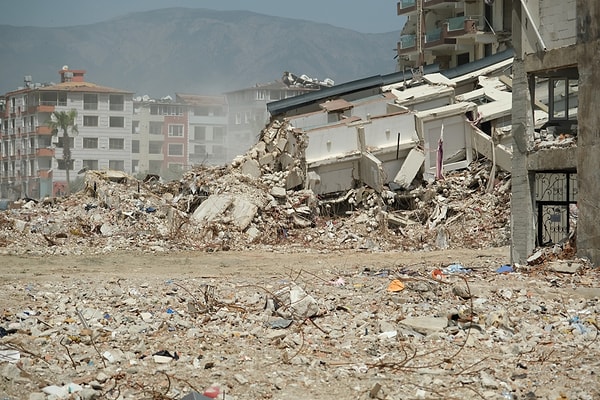 Yıkımların devam ettiği kentte toz bulutları yükseliyor.