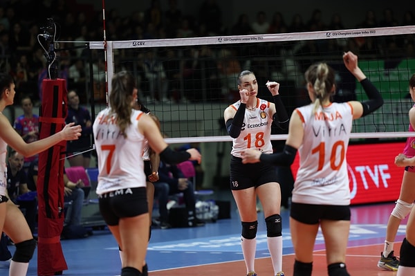 CEV Şampiyonlar Ligi yarı finalinde temsilcimiz Eczacıbaşı Dynavit, 3-2 mağlup olduğu maçın rövanşında Igor Gorgonzola Novara'yı 3-0 mağlup etti ve finale yükseldi.