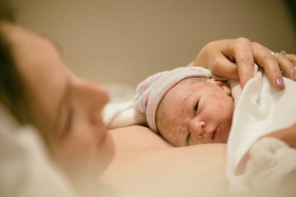 Bebek aknesinin de çeşitleri var. Yenidoğan bebeklerde görülen akneye yenidoğan bebek aknesi deniliyor.