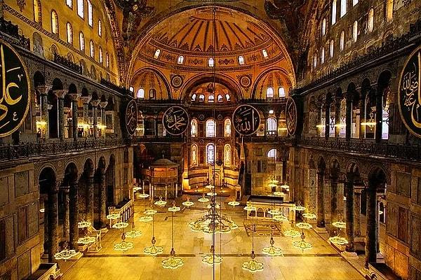 1. Hagia Sophia: the largest church built by the Eastern Roman Empire to Istanbul. Hagia Sophia, which has a unique architecture, is mentioned in the book as follows: "Perhaps the most perfect building ever built"...