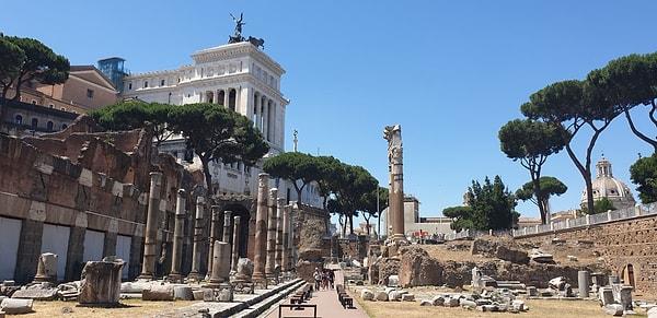 Alt sınıf tarafından tercih edilen bir halk adamı olarak görülse de Roma’da her türlü değişikliği yaptı. Forum 'Iulium'u  yani pazarı kurdu. Kartaca gibi şehirleri yeniden inşa etti. Ulusal borcu önemli ölçüde azalttı. Hatırlarsanız eskiden parayı pek iyi yönetemiyordu.