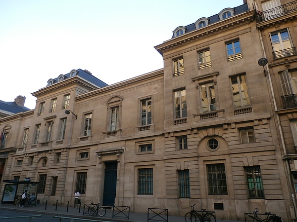 Salih Zeki burada Ecole des Ponts et Chaussées ile Collège de France'a devam eder ve mezun olarak 1887'de yurda dönerek tekrar Nezâret'te çalışmaya başlar. Bu arada Mösyö Lemoine ile tanışır ve onun da tavsiyesiyle bilim tarihi ile ilgilenmeye başlar.