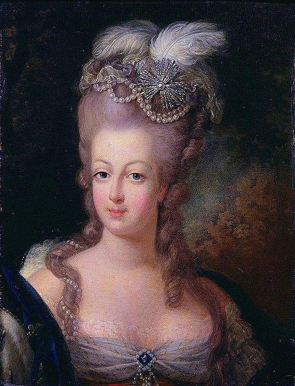 Örneğin; Marie Antoinette, yaptığı doğuma 200 kişinin katıldığını söylüyor.