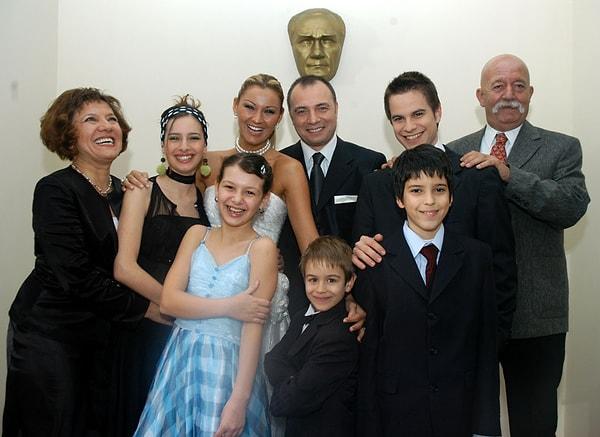 Hatırlar mısınız bilmem ama Pınar Altuğ ve Yağmur Atacan ilk kez, 2006 yılında yayınlanan İlk Aşkım dizisinde bir araya gelmişlerdi.