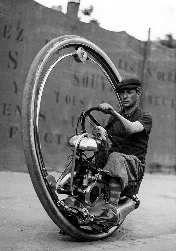 3. Tek tekerlekli 'Monowheel'in İtalyan mucidi Davide Chislagi aracı test ederken. (1933)
