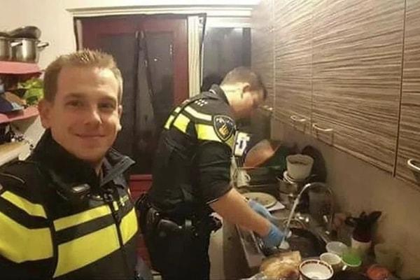 8. Anneleri ambulansla hastaneye götürülünce iki polis evde kalıp çocuklara yemek pişirmiş. Üstüne bir de bulaşıkları yıkamışlar!