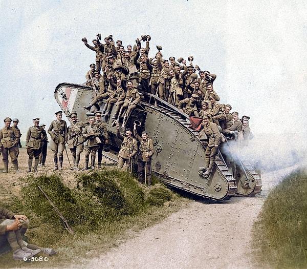 5. Amiens Savaşı sırasında çatışmadan dönen 5. Kanada Atlı Tüfekleri'nden askerler bir tanka yığılıyor. (Ağustos 1918)