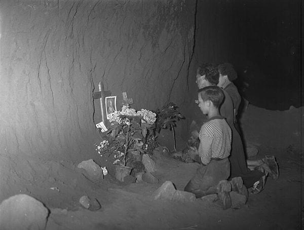 7. İtalya, Roma'da katliam sırasında ölen insanların yakınları Ardeatine Mağarası'nda dua ediyor. (1944)