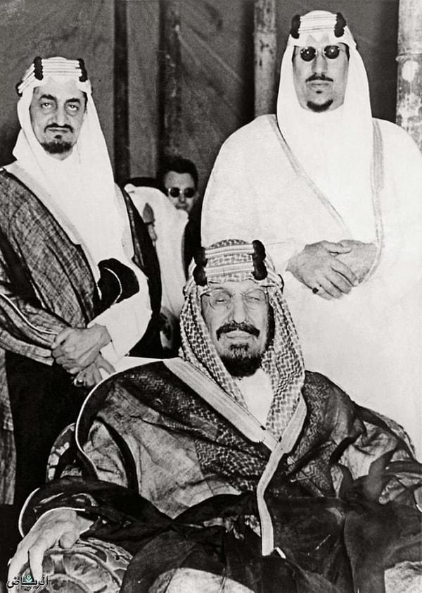 8. Suudi Arabistan'ın ilk Kralı İbn Suud, oğulları Prens Faysal (solda) ve Prens Suud (sağda) ile birlikte. (1950)