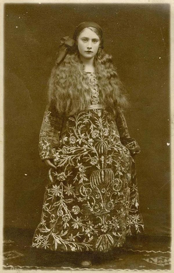 10. Geleneksel kıyafetler giyen Bulgar Yahudisi bir kadının fotoğrafı. (1800'ler)