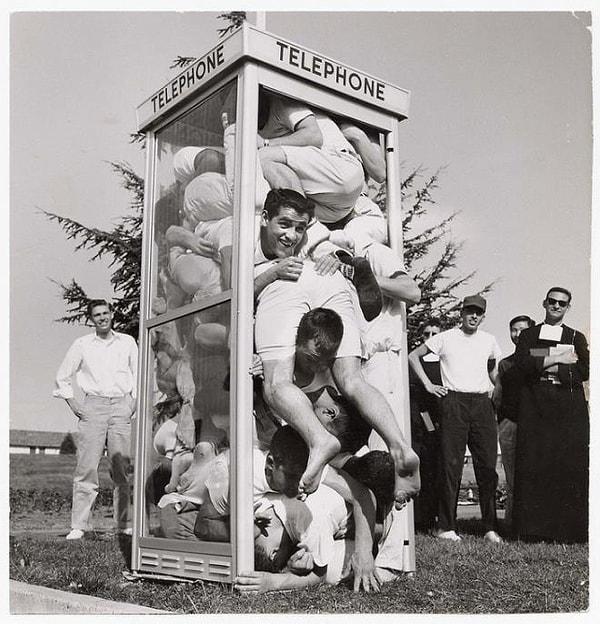 11. "Bir telefon kulübesi içine en çok insan sığdırma" rekorunu kıran gençler. (1939)