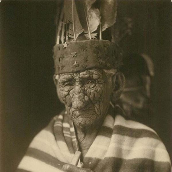 12. Tahminen 137 yaşındayken yaşayan en yaşlı Kızılderili olduğu düşünülen Şef John Smith; nam-ı diğer Beyaz Kurt. (1920)