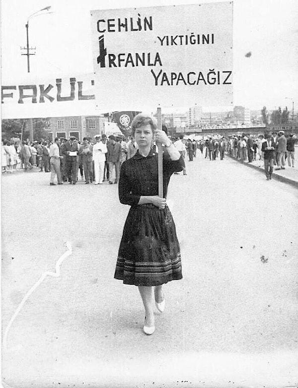15. Ankara'da pankart açan bir kadın. (1960)