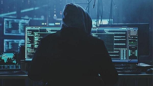 Diyarbakır merkezli 11 ilde hackerlara yönelik düzenlenen 'Kalkan' isimli operasyonda 20 şüpheli gözaltına alındı. Şirketler ile üst düzey kamu görevlilerinin hedef alan hackerların, gönderdikleri sahte mailler ile 85 milyon kişinin bilgilerini ele geçirdikleri ve bunları sattıkları belirtildi.