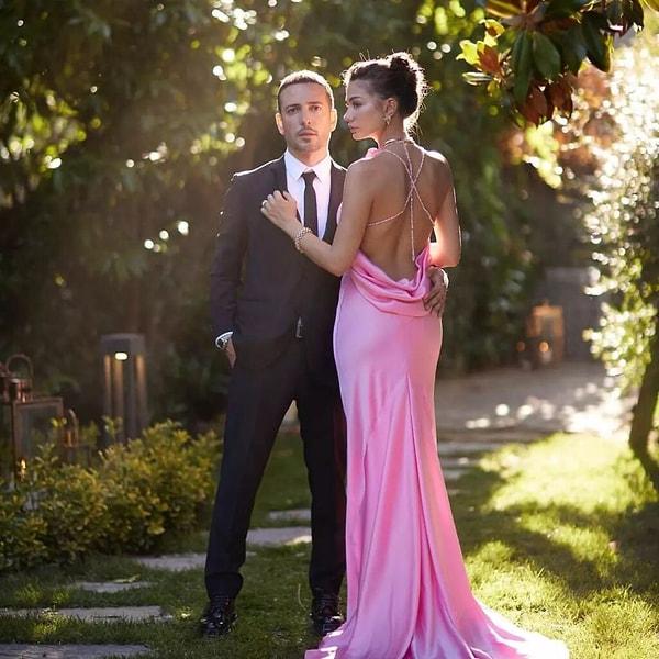 Koç, 2022 yılının 14 Şubat'ında sevgilisi Demet Özdemir'e evlenme teklifi etmişti. Evlilik yolunda ilk adımı atan ünlü ikili Haziran ayında aile arasında bir nişan yapmıştı.