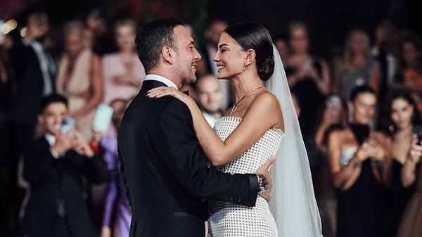 Popüler çift, 28 Ağustos 2022 yılında nikah masasına oturmuştu. Görkemli düğünde 3 farklı gelinlik giyen Özdemir'in seçimleri de uzun süre konuşulmuştu.