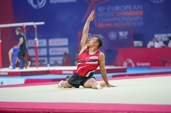 Milli jimnastikçimiz Adem Asil tarihi bir başarıya imza atarak altın madalya kazandı.