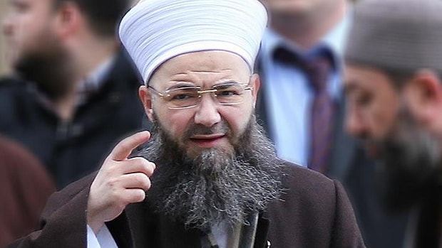İftar Sohbetleri programında konuşan Ünlü şu ifadeleri kullandı:  Nereden çıktı kadının beyanı esas? Kadın yalan söylemez mi? İftira atamaz mı? Erkek de atar kadın da atar. İslam'da böyle bir şey var mı? Doğrunun beyanı esastır. Bunu da Fatih Erbakan'dan başka bu işle uğraşan şu anda partilerden görmedim.''