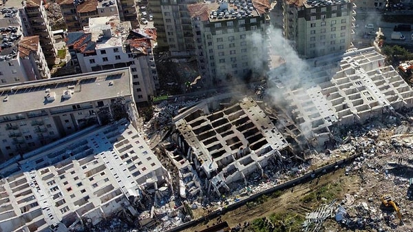 Kahramanmaraş merkezli 7.7 ve 7.6 büyüklüğünde meydana gelen depremler 11 ilde büyük yıkıma yol açarken, 50 bin 96 kişi yaşamını yitirdi. Depremlerde yıkılan binalara ilişkin soruşturmalar sürüyor.