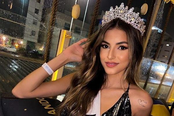 Sosyal medyada viral olan görüntülerde alkolü çok fazla kaçıran Miss Luna güzellik kraliçesi Thysaa Florindo, sevgilisine bir kadının laf attığını iddia ederek sokak ortasında yumruk yumruğa dövüştü.