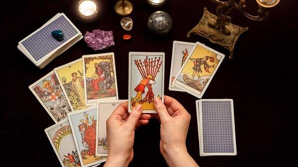Tarot, ilk başta oyun kartları olarak kullanılırken daha sonra sembolik ve mistik anlamlara sahip olduğu düşünülen bir araç haline gelmiştir.