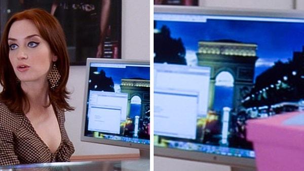 15. The Devil Wears Prada (2006) filminde Paris Moda Haftası etkinliği, Emily karakteri için son derece önemli. Eğer Emily karakterinin bilgisayarına bakarsanız duvar kağıdında Arc de Triomphe anıtının resmini görebilirsiniz.