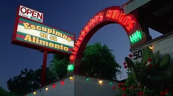 14. Anchorman: The Legend of Ron Burgundy (2004) filminde kadınların yemek yediği Meksika restoranının ismine dikkat! Türkçesi "yemeğinize tükürüyoruz" demek...