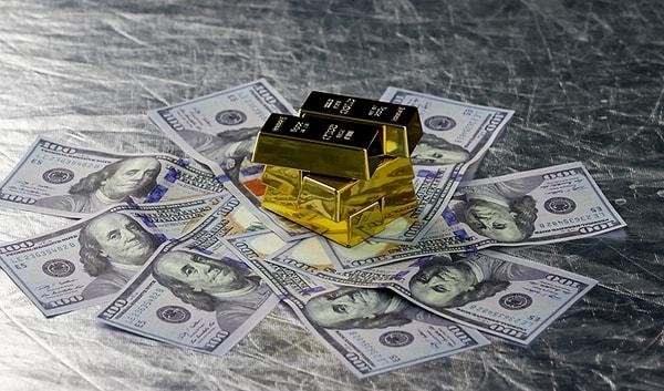 Doların dünyadaki değer kaybı ons altını desteklerken, 2 bin 49 dolara yaklaşarak 1 yıldan fazla sürenin en yüksek seviyesini gören altın, geçen yıl Rusya-Ukrayna savaşıyla 2 bin 74 dolar ile tarihi zirvesini görmüştü.