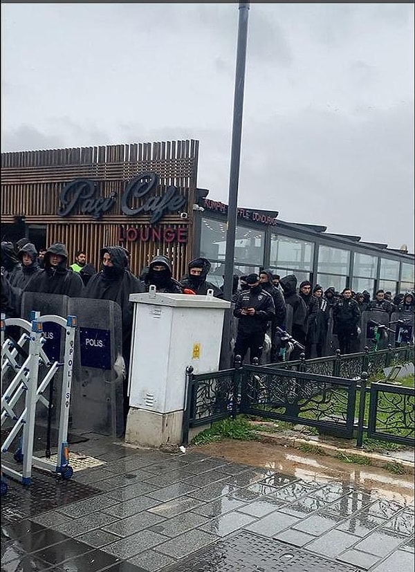 İmamoğlu, "Polisimizi bu görüntüye koyanları kınıyorum. Kaçak kafeleri polise, belediyenin zabıtasına korutacak kadar akılları gitmiş" dedi.