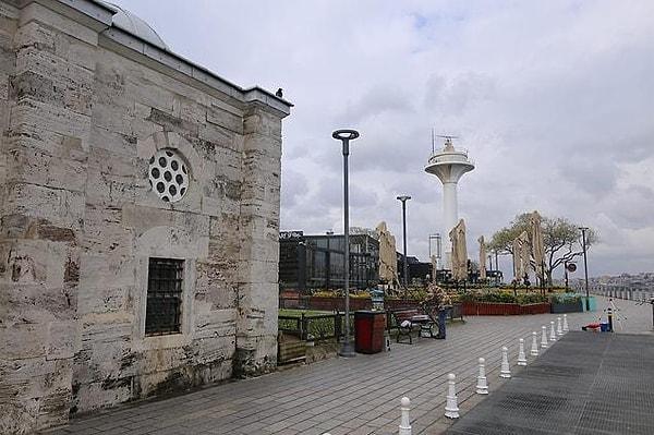 İstanbul'un Kadıköy, Kartal ve Şişli ilçelerinde bulunan bir site ve 3 apartmanın temellerini aynı anda atan İmamoğlu, Tarihi Kuşkonmaz Camisi'ndeki skandal görüntülere dair de konuştu.