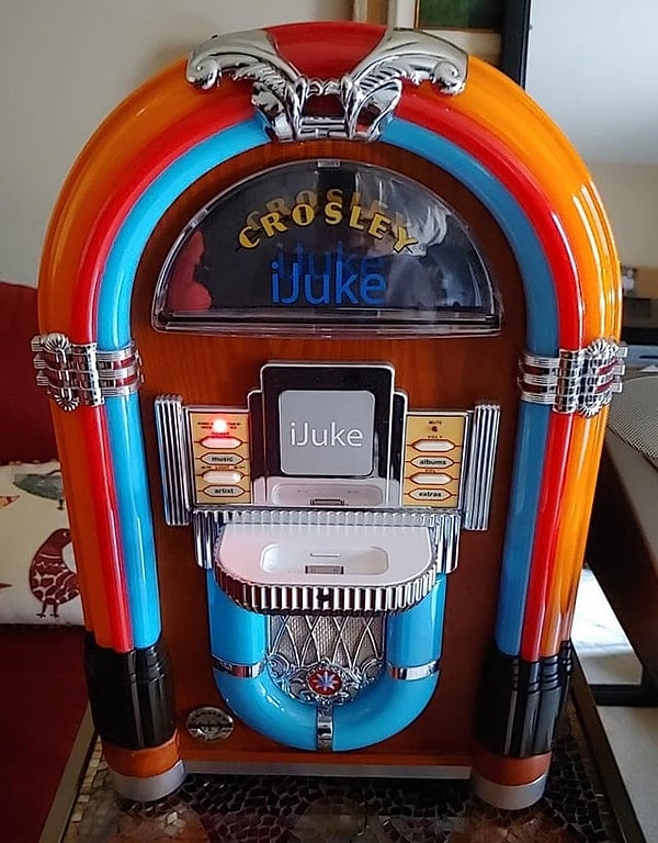 4. Работающий музыкальный автомат почти в идеальном состоянии.