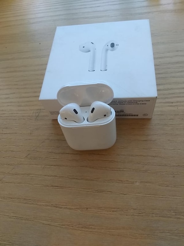 6. Новенькие Airpods от Apple в целой коробке и с чехлом для зарядки.