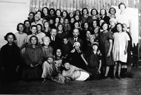 "Önce siz bir çocuk olduğunuzu anlayın" diyen Korczak, pedagojinin yalnız çocuklar için olmadığını, yetişkinleri de ilgilendirdiğini söylüyordu.