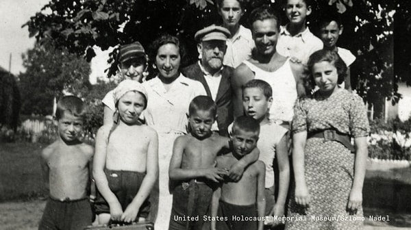 Alman askerler tarafından trenle Treblinka’ya, ölüm kampına, götürülen Korczak ve 196 çocuğun başına ne geldiği bugün halen bilinmiyor.