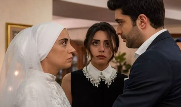 Kızılcık Şerbeti, hem sunduğu gerçeklikle hem de sinir uçlarına dokunan anlatımıyla son zamanların en çok konuşulan dizilerinden biri.