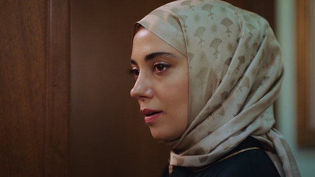 Vee olan oldu... RTÜK'ün durdurma kararı verdiği Kızılcık Şerbeti, dün akşam Show TV'de yayınlanırken yayın bir anda kesildi. Yapılan itirazlara rağmen dizi yayından kaldırıldı.