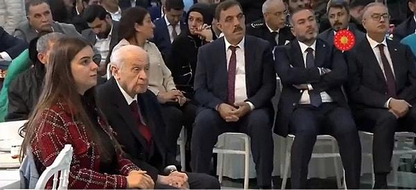 Cumhurbaşkanı Recep Tayyip Erdoğan, beraberindeki heyet ile birlikte Diyarbakır’da seçim çalışmalarına katıldı. MHP lideri Devlet Bahçeli’nin, Erdoğan’ın konuşması sırasındaki görüntüleri ise sosyal medyada en çok paylaşılan videolardan biri oldu.
