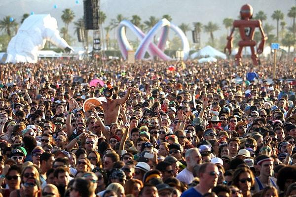 Dünyanın en büyük açık hava festivallerinden bir tanesi olan Coachella her yıl yoğun ilgi görüyor. Ünlü festival katılımcılarını müzik ve etkinliklerle coşturuyor.