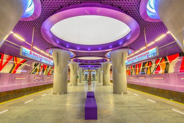 6. Станция «Nowy Swiat - Uniwersytet» в Варшаве (Польша)