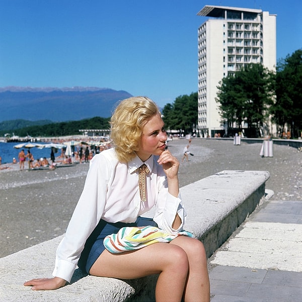 8. В эпоху СССР было трудно представить себе женщину, которая бы посвятила себя только карьере, отказавшись от забот о быте и даже от создания семьи.